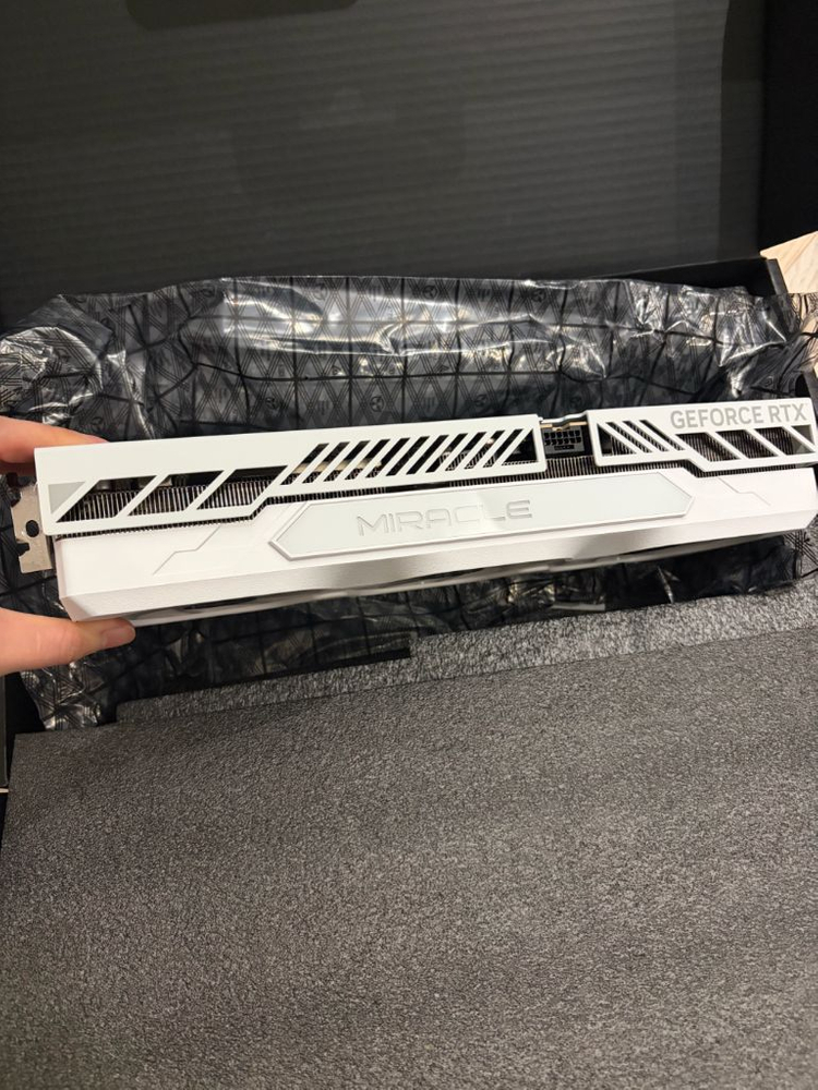 Emtek 이엠텍 RTX 5070Ti 미라클 화이트 이미지