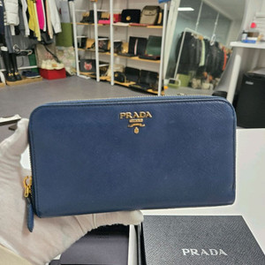 [50%할인] 프라다 지퍼돌이 장지갑 이미지