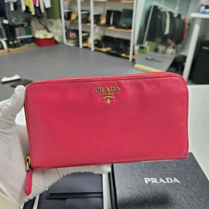 [50%할인] 프라다 사피아노 지퍼 장지갑 이미지