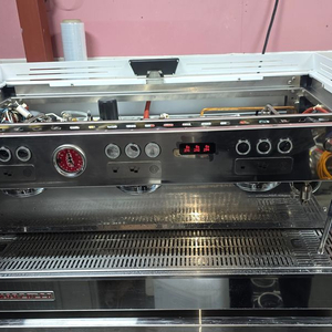 라마르조코 리네아pb 3그룹 화이트 커피머신 판매합니다. 이미지