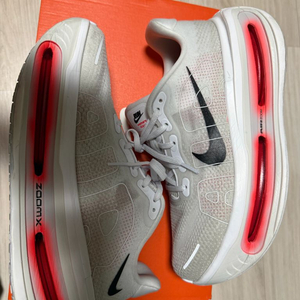 275 나이키 보메로 프리미엄 화이트 브라이트 크림슨 이미지