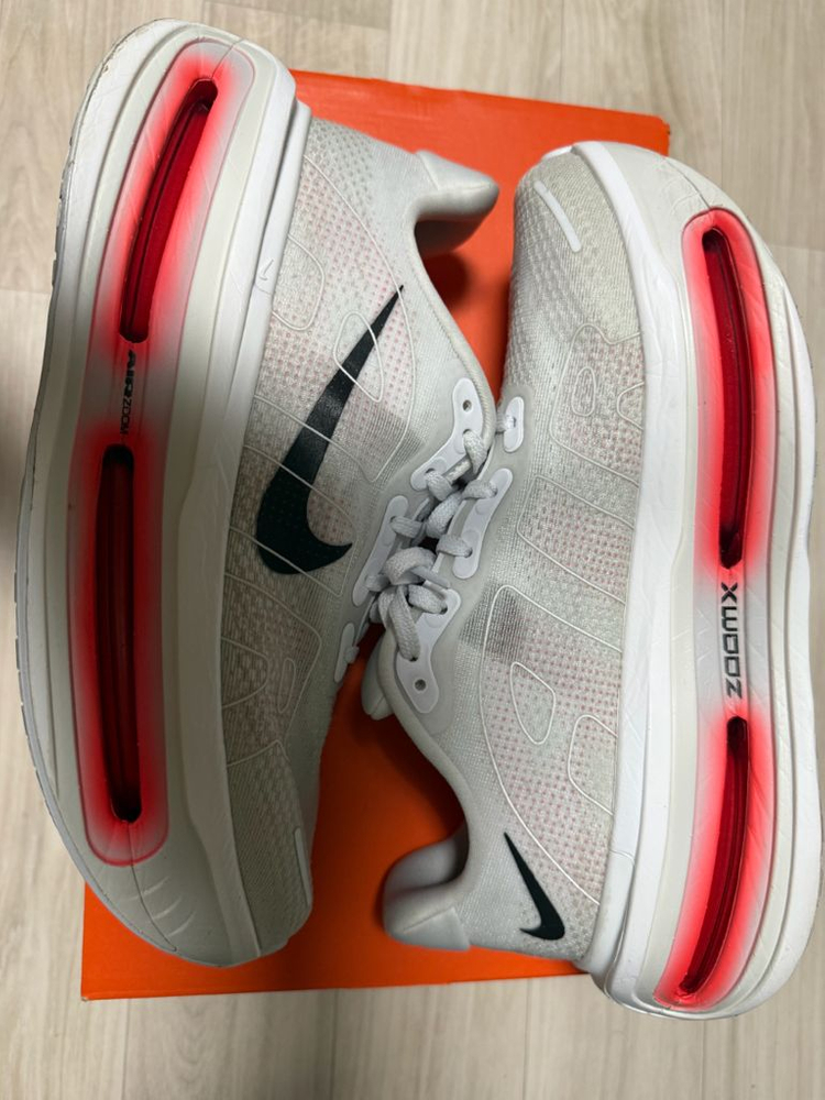 275 나이키 보메로 프리미엄 화이트 브라이트 크림슨 이미지