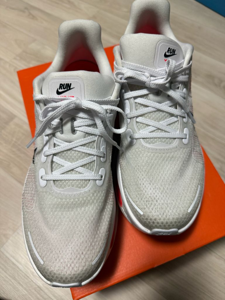 275 나이키 보메로 프리미엄 화이트 브라이트 크림슨 이미지