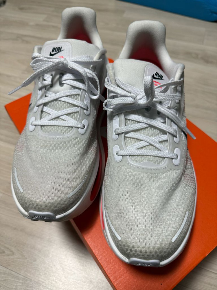 275 나이키 보메로 프리미엄 화이트 브라이트 크림슨 이미지