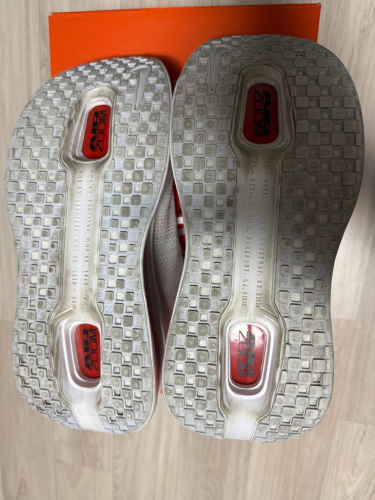 275 나이키 보메로 프리미엄 화이트 브라이트 크림슨 이미지