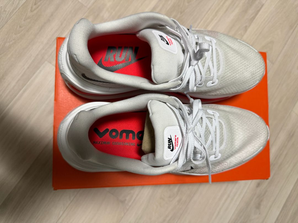 275 나이키 보메로 프리미엄 화이트 브라이트 크림슨 이미지