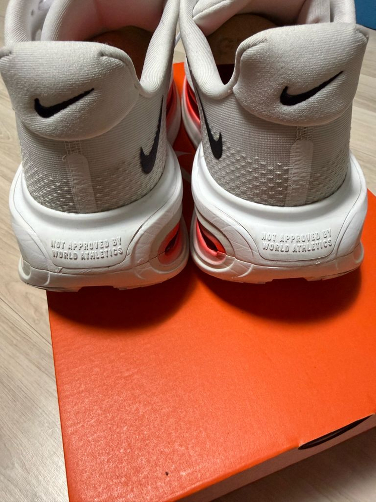 275 나이키 보메로 프리미엄 화이트 브라이트 크림슨 이미지