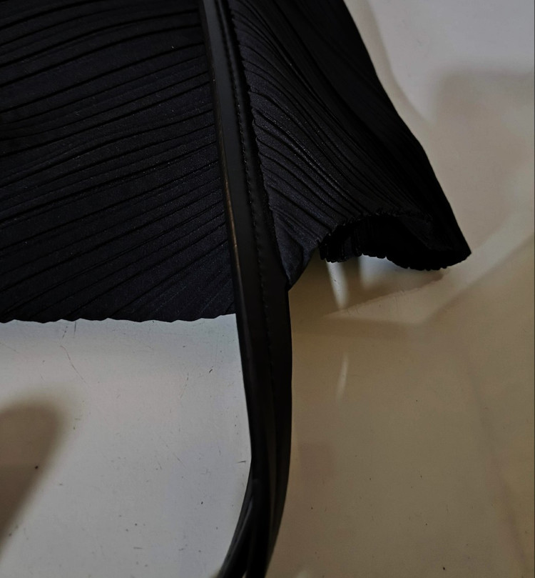 플리츠플리즈 토트백 이미지