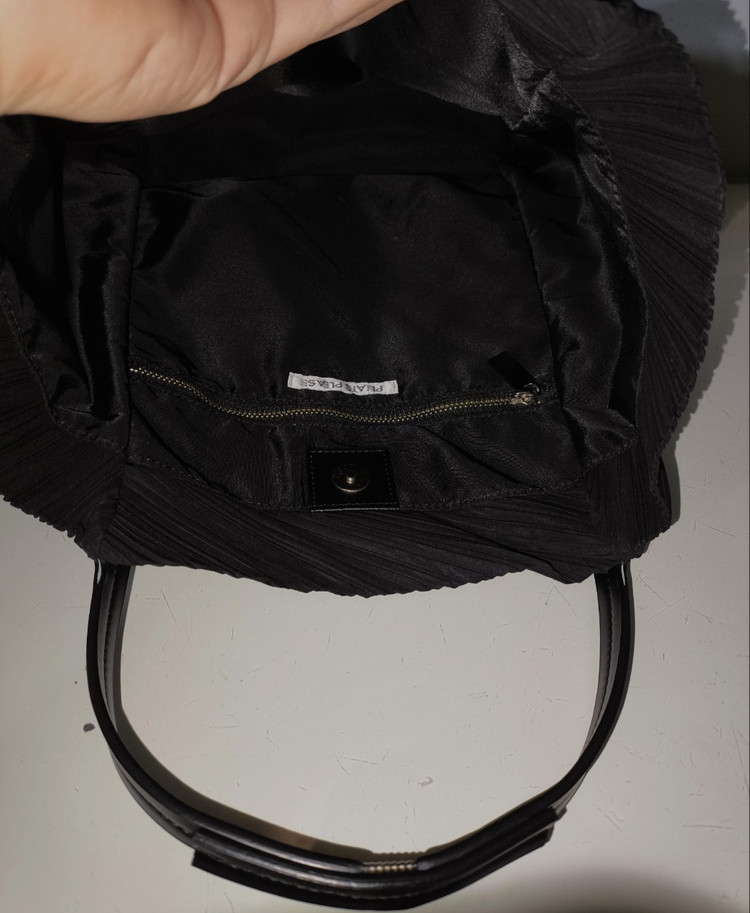 플리츠플리즈 토트백 이미지