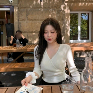 베르니 멜로우 랩 니트 이미지