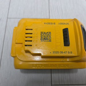 디월트 정품 배터리 5.0 작년생산 이미지