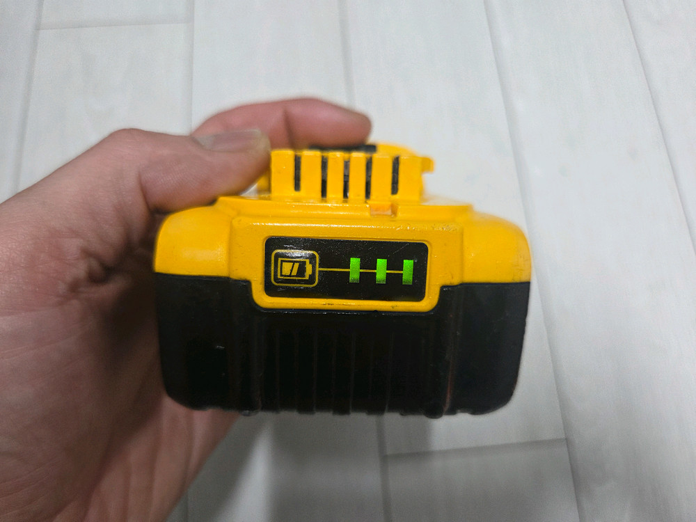 디월트 정품 배터리 5.0 작년생산 이미지