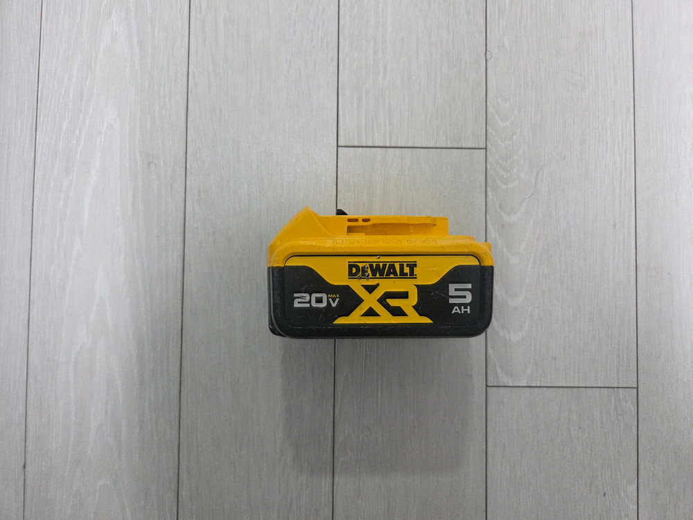 디월트 정품 배터리 5.0 작년생산 이미지