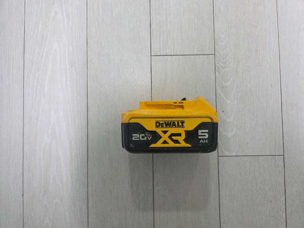 디월트 정품 배터리 5.0 작년생산 이미지