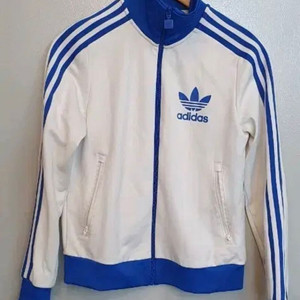 흰색 바탕에 파란색 포인트가 들어간 아디다스 져지입니다. 사이즈는 S(90)이고, 상태 좋습니다. 문의 없으시면 바 이미지