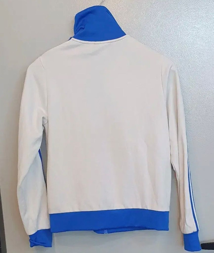 흰색 바탕에 파란색 포인트가 들어간 아디다스 져지입니다. 사이즈는 S(90)이고, 상태 좋습니다. 문의 없으시면 바 이미지