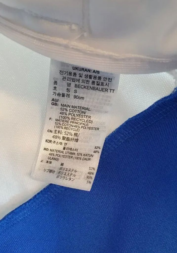 흰색 바탕에 파란색 포인트가 들어간 아디다스 져지입니다. 사이즈는 S(90)이고, 상태 좋습니다. 문의 없으시면 바 이미지