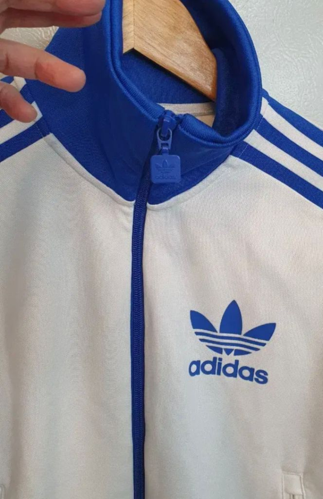 흰색 바탕에 파란색 포인트가 들어간 아디다스 져지입니다. 사이즈는 S(90)이고, 상태 좋습니다. 문의 없으시면 바 이미지