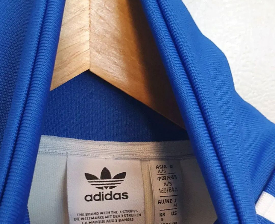 흰색 바탕에 파란색 포인트가 들어간 아디다스 져지입니다. 사이즈는 S(90)이고, 상태 좋습니다. 문의 없으시면 바 이미지