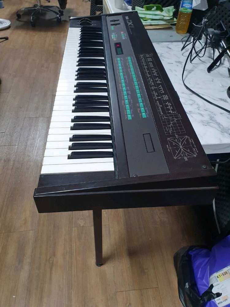 백라이트 개조돈야마하 DX7 신디사이저 이미지