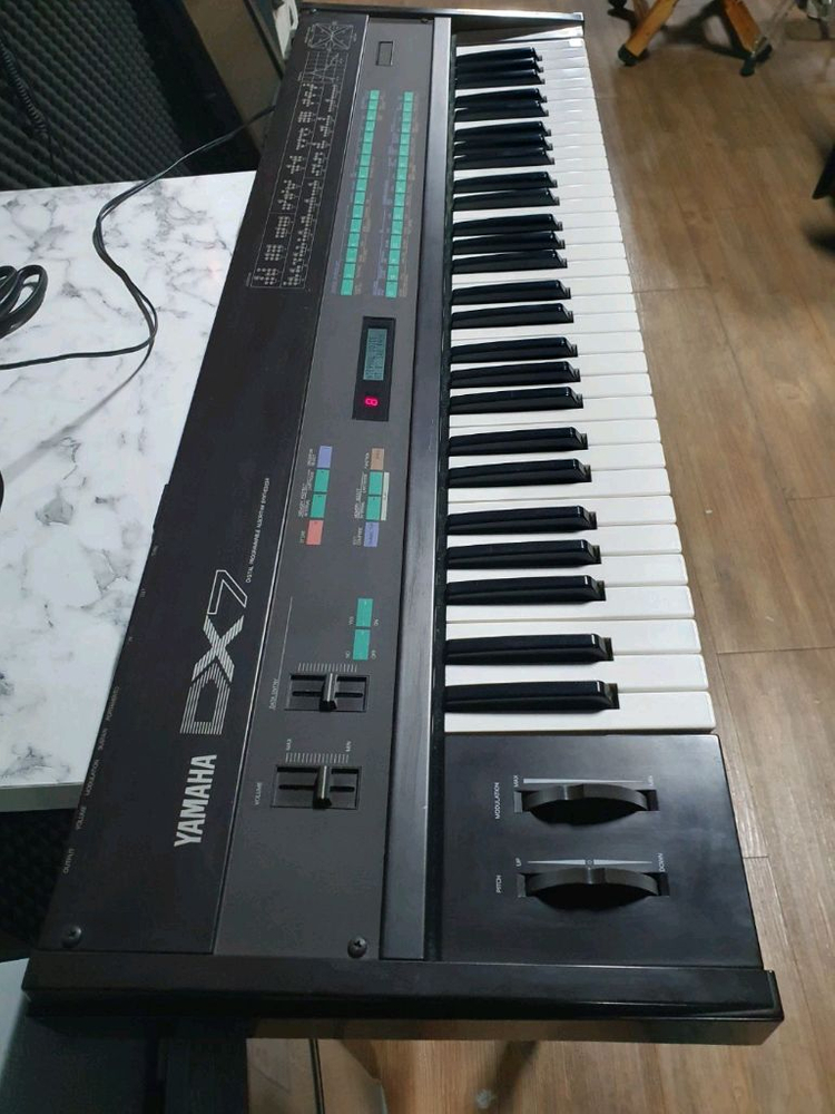 백라이트 개조돈야마하 DX7 신디사이저 이미지