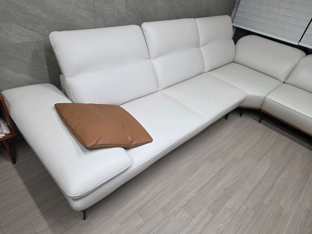 에싸 에이렌 4인 헤드기능 슈렁큰 텐더 통가죽 소파 이미지