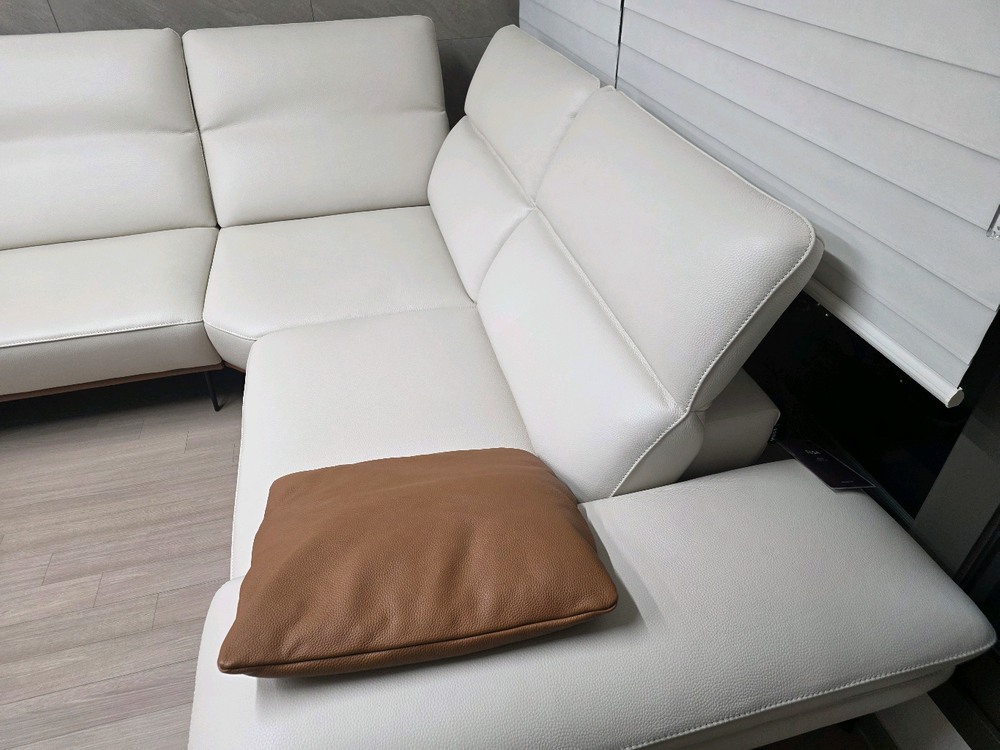 에싸 에이렌 4인 헤드기능 슈렁큰 텐더 통가죽 소파 이미지