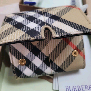 버버리 스몰 컴팩트 샌드 체크 반지갑 새상품 이미지