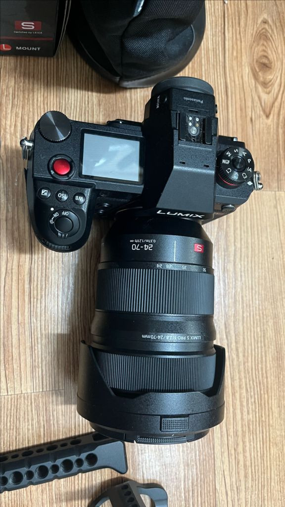 파나소닉 루믹스 S1H + SPRO 24-70 렌즈 풀박 A급 이미지