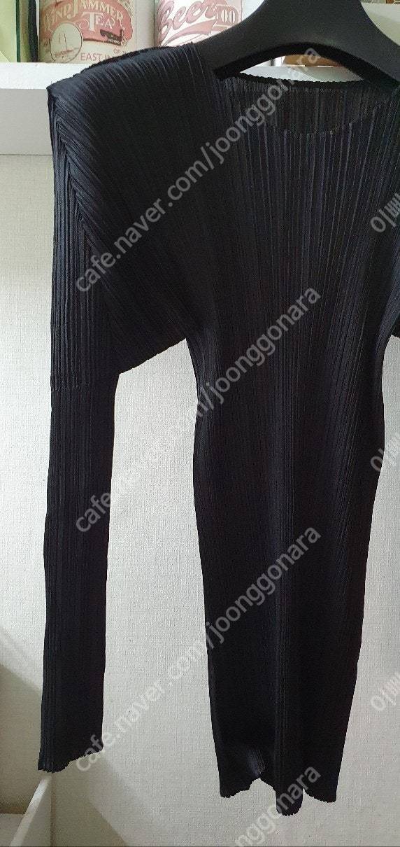 정품 이세이미야케 플리츠플리즈 라운드넥 블랙탑 이미지