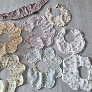 아기 롤링 턱받이 이미지