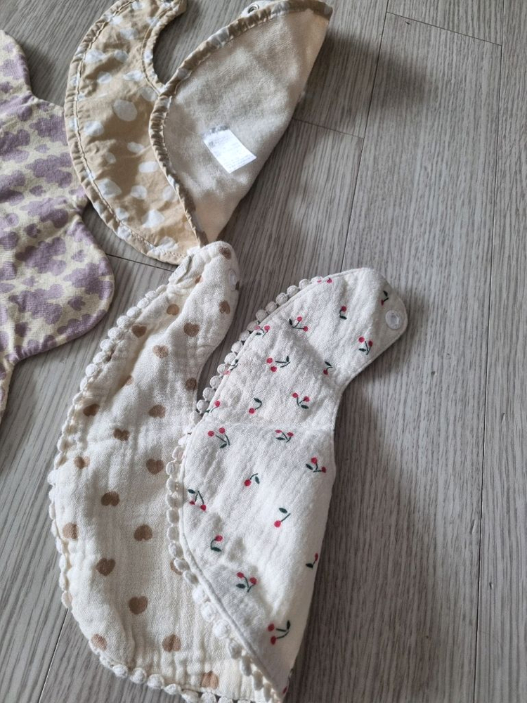 아기 롤링 턱받이 이미지