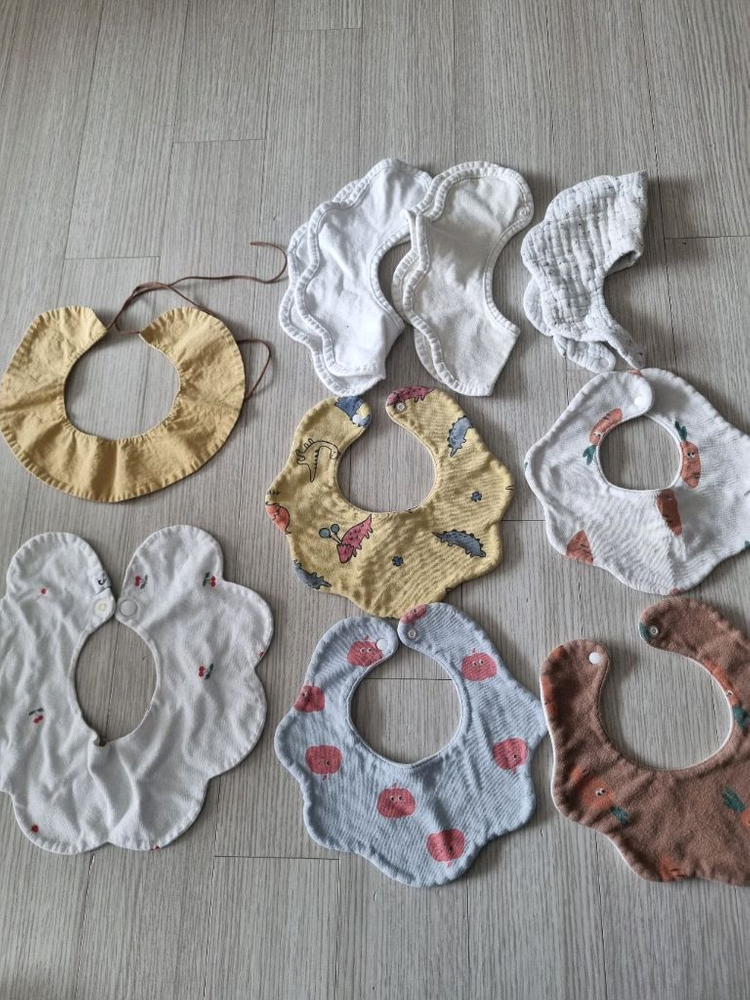 아기 롤링 턱받이 이미지