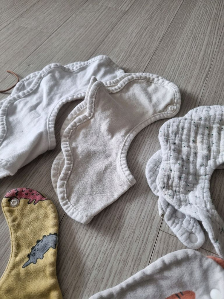 아기 롤링 턱받이 이미지