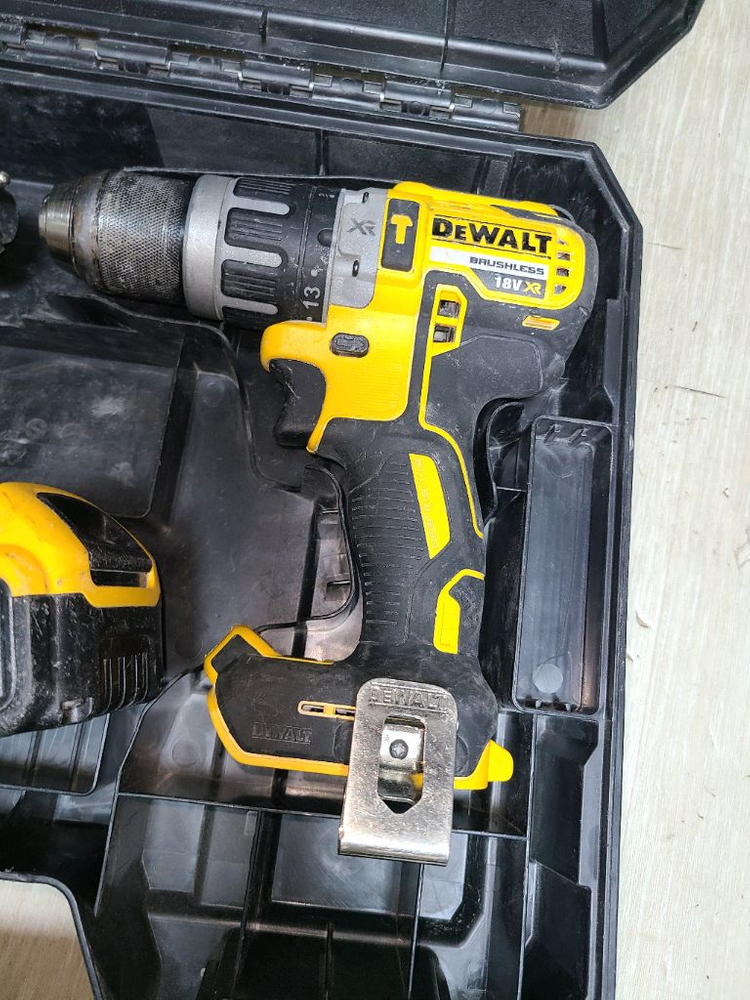 디월트 충전 브러쉬리스 스크류 해머 드릴 세트 이미지