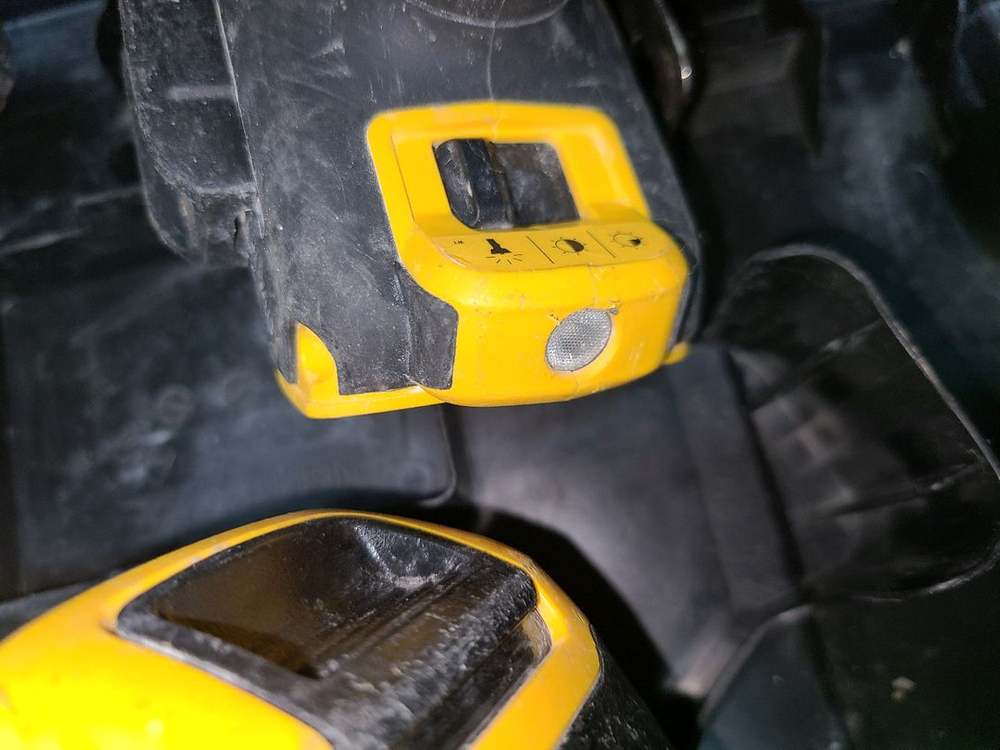 디월트 충전 브러쉬리스 스크류 해머 드릴 세트 이미지