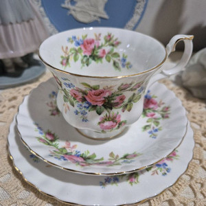 로얄알버트 모스로즈 빈티지찻잔 트리오 이미지