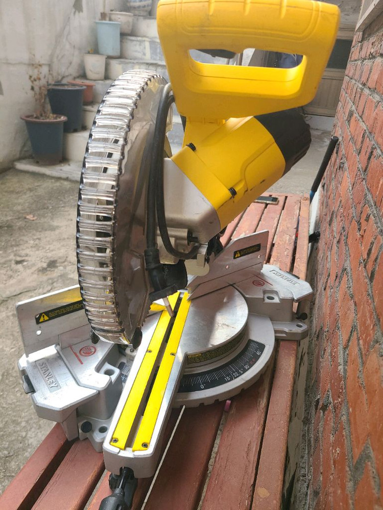 스탠리 10인치 슬라이딩 각도절단기 마이터쏘 이미지