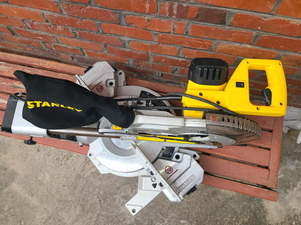 스탠리 10인치 슬라이딩 각도절단기 마이터쏘 이미지