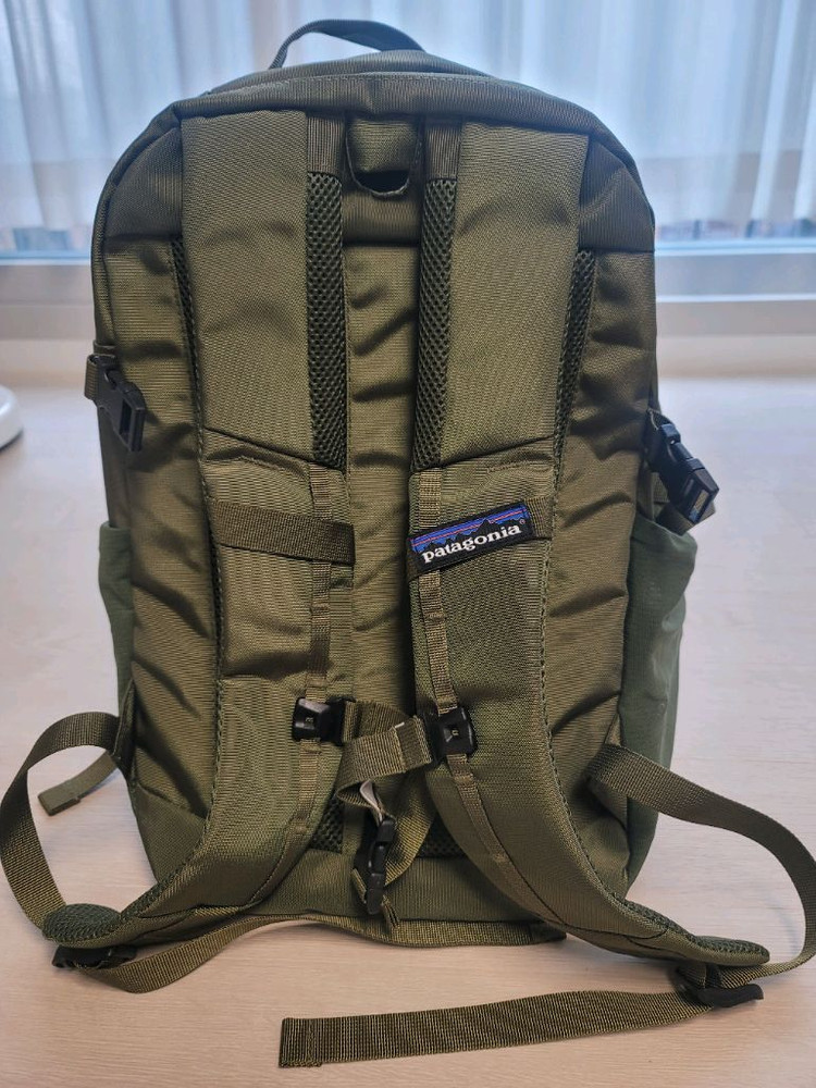 파타고니아 데이팩 가방 백백 카키색 새것 이미지