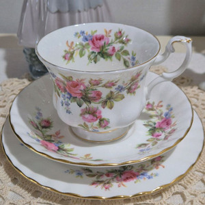 로얄알버트 모스로즈 찻잔 트리오 이미지