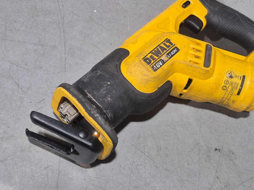 디월트 무선 컷쏘 세트(DEWALT/ DCS 387) 충전식 컷소 중고 팝니다 이미지