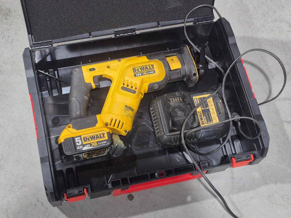 디월트 무선 컷쏘 세트(DEWALT/ DCS 387) 충전식 컷소 중고 팝니다 이미지