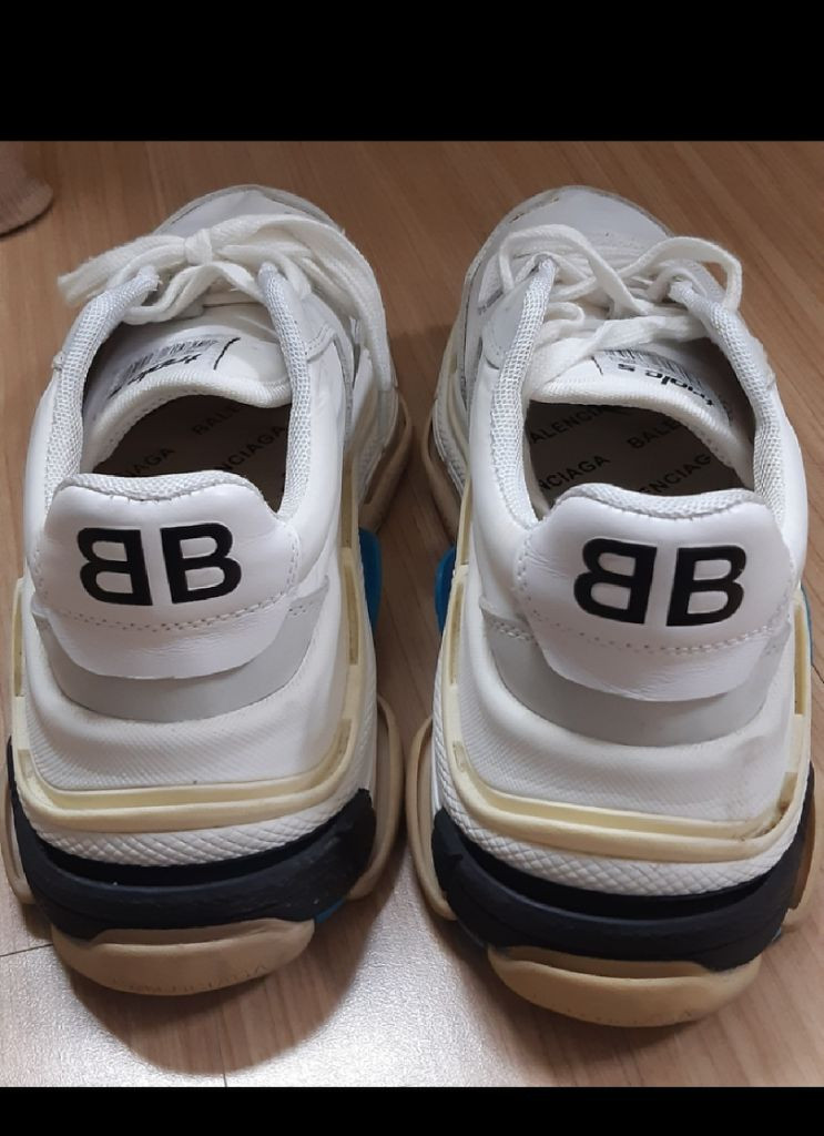 발렌시아가 트리플에스 스니커즈250 이미지