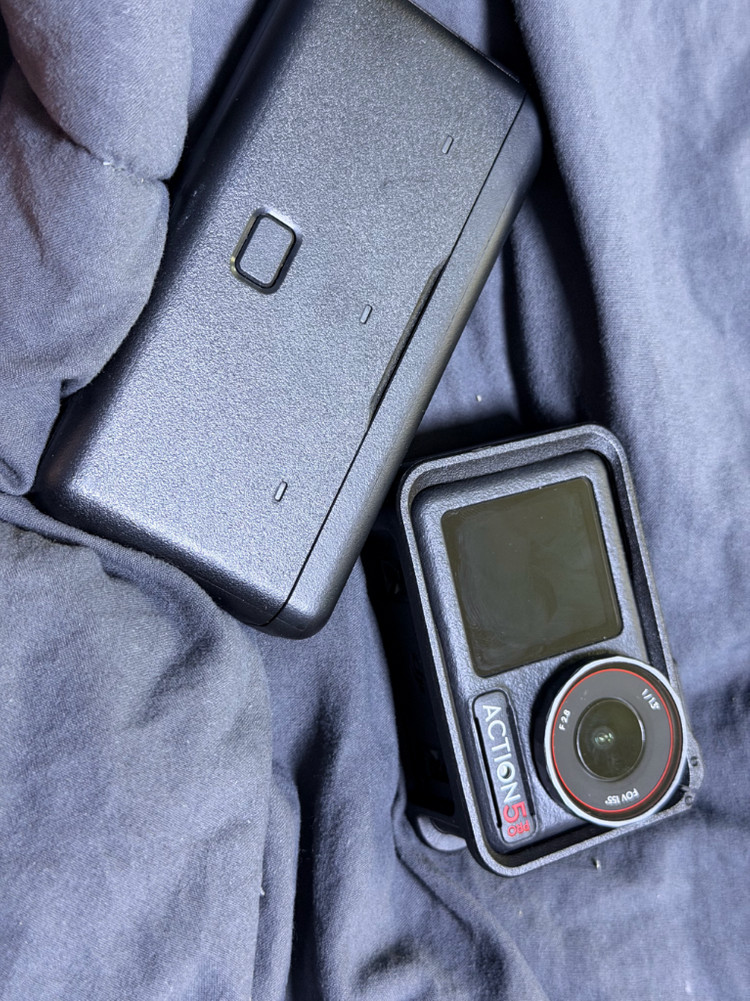 dji 오즈모 액션5프로 추가 2개 배터리 팝니다 이미지