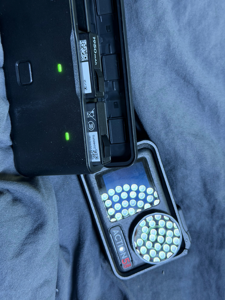 dji 오즈모 액션5프로 추가 2개 배터리 팝니다 이미지