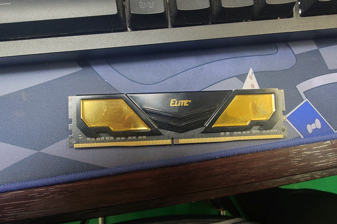 고장난 램 부품용 ddr4 2400 16gb 판매합니다 이미지