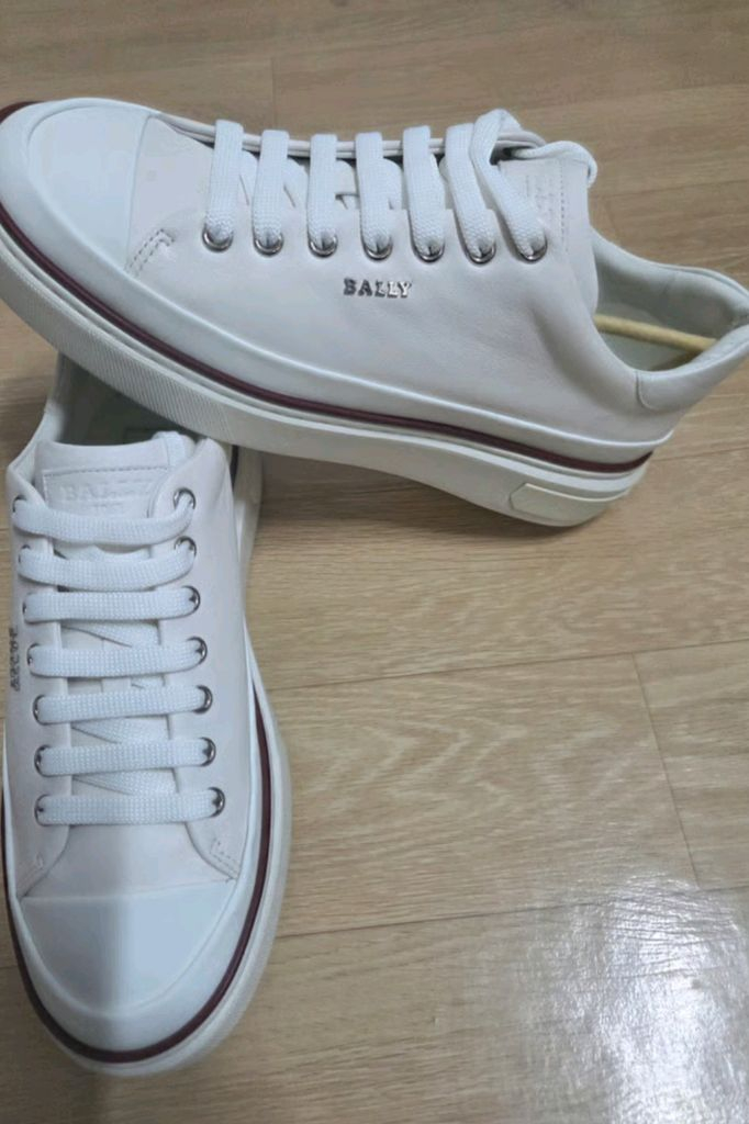 발리 화이트 스니커즈 남성 이미지