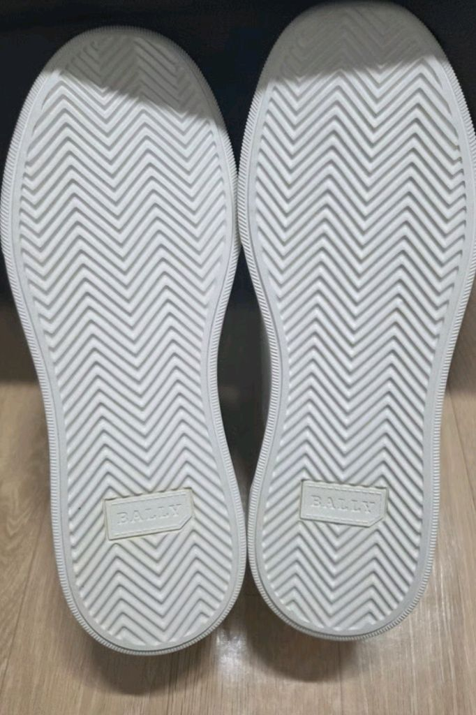 발리 화이트 스니커즈 남성 이미지