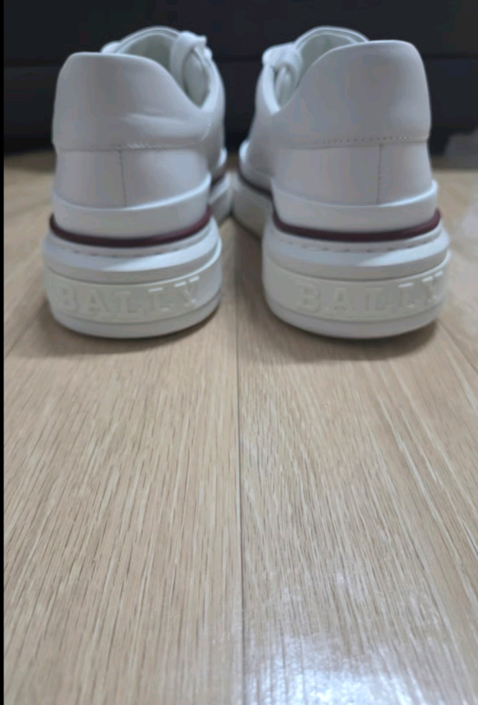 발리 화이트 스니커즈 남성 이미지